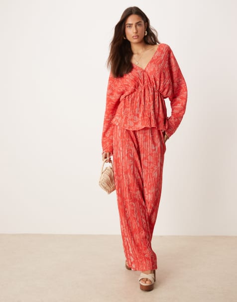 YAS - Plissé set met top met diep decolleté en broek met bloemenprint in rood en roze - view 1