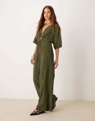 YAS - Plissierter Jumpsuit in Khakigrün mit weitem Bein