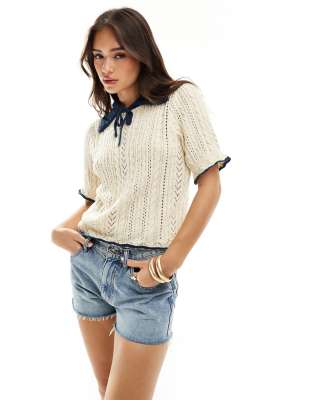 YAS - Polo à manches courtes en maille crochetée avec détails contrastants - Crème/bleu marine
