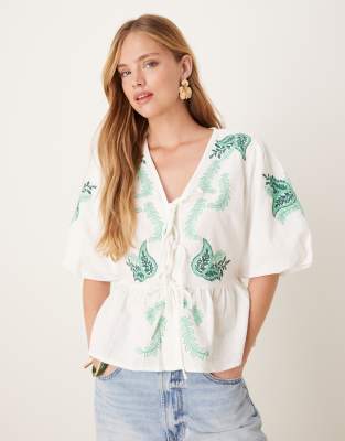 YAS - Premium geborduurde top met Paisley motief, peplum en gestrikte voorkant in wit - view 1
