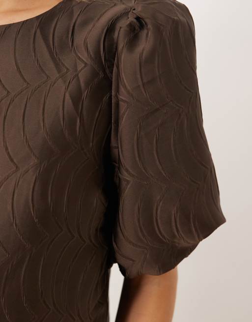 YAS - Premium getextureerde top met pofmouwen in chocoladebruin, deel van co-ord set, 3 van 4