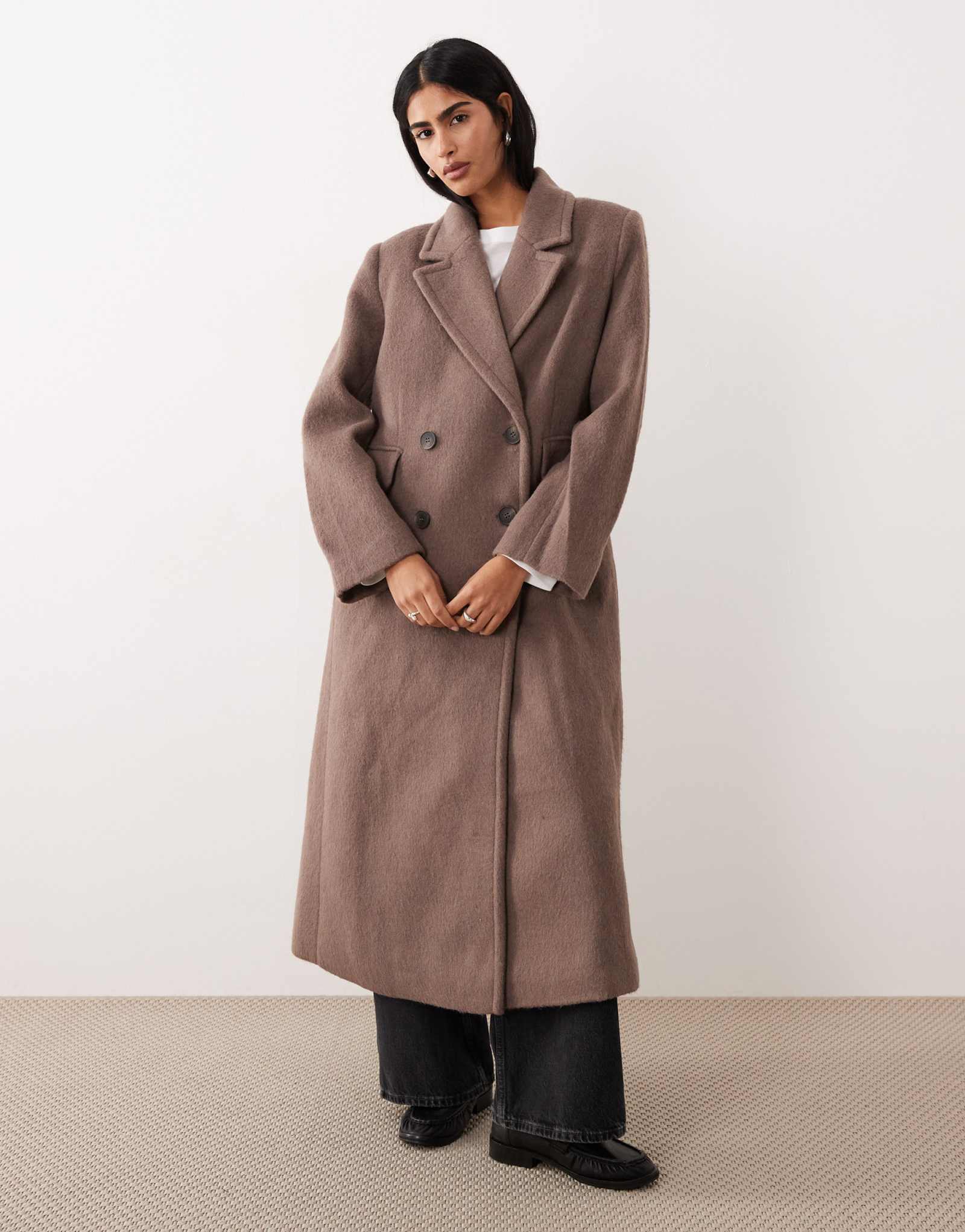 Вечернее макси-пальто YAS premium с текстурой премиум-класса коричневого цвета