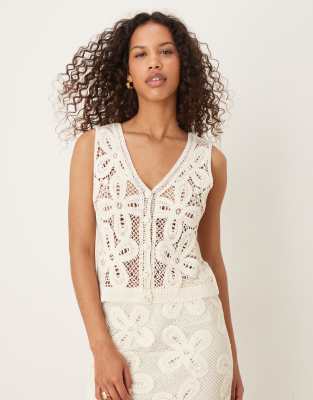 YAS - Premium - Weste aus Häkelstrick in Creme mit Blumen-Strukturmuster, Kombiteil-Weiß