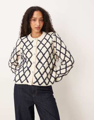 YAS - Pullover in Creme und Marineblau mit flauschiger Struktur-Weiß