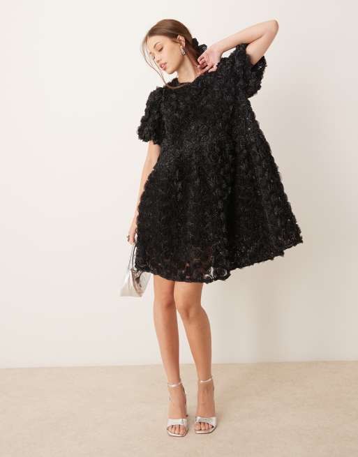 YAS - Robe babydoll courte avec roses en 3D texturées avec reflets dorés - Noir