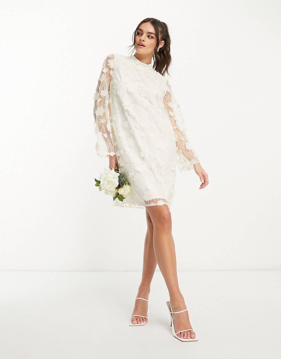 Y.A.S – Robe courte de mariée avec fleurs en 3D – Blanc Robes de mariée courtes The Wedding Explorer