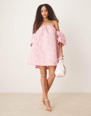 Robe courte texturée à épaules dénudées et roses en jacquard - Rose 40