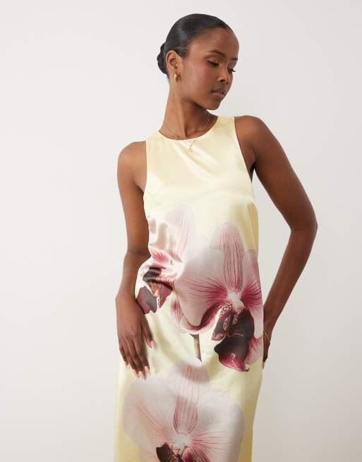YAS - Robe longue à dos nageur en satin à imprimé orchidée placé - Jaune pâle, 3 de 4