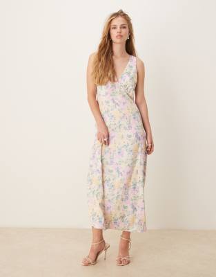 YAS - Robe longue en satin à col V et imprimé fleurs-Multicolore