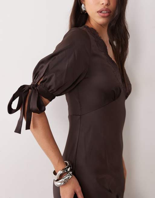 YAS robe longue en satin à décolleté plongeant et manches à nouer marron, 2 de 4