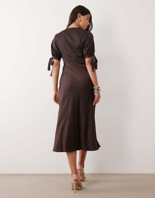YAS robe longue en satin à décolleté plongeant et manches à nouer marron, 3 de 4