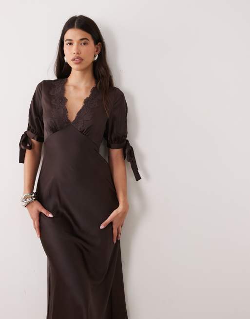 YAS robe longue en satin à décolleté plongeant et manches à nouer marron, 4 de 4