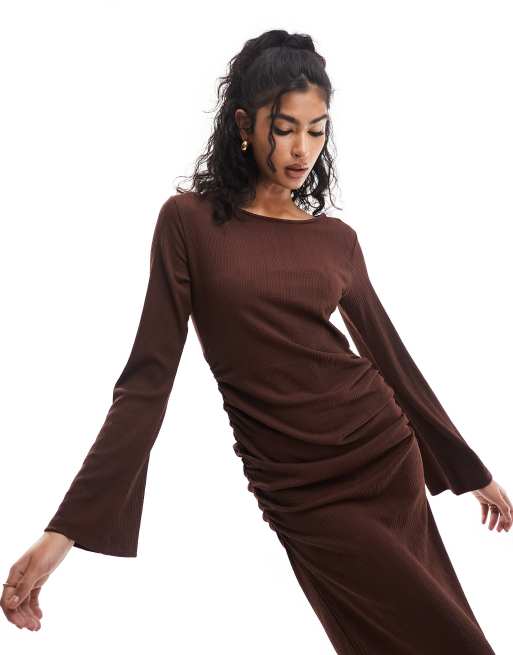 Y.A.S - Robe longue froncée sur le côté en jersey texturé à manches évasées - Chocolat
