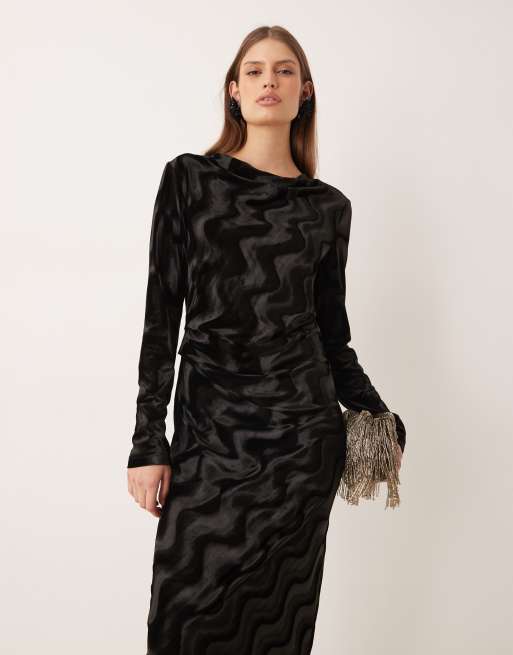 YAS - Robe mi-longue en velours à manches longues et détails froncés - Noir, 2 de 4