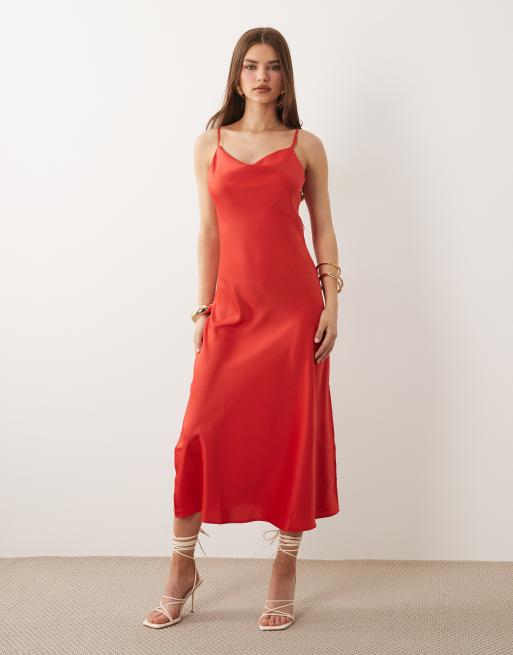 YAS - Robe mi-longue satinée à fines bretelles - Rouge poinsettia, 2 de 4