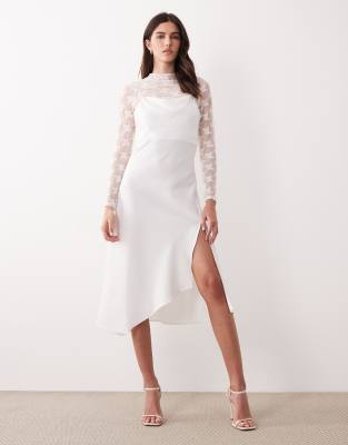 Robe satinée à bretelles fines avec doublure à manches longues en dentelle - Blanc gardénia 38