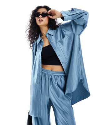 YAS - Satin-Hemdbluse in Blau mit Nadelstreifen und Oversize-Schnitt, Kombiteil