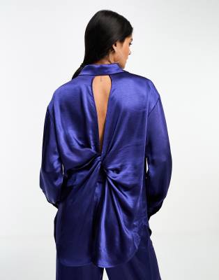 Y.A.S - Satin-Hemdbluse in Blau mit verdrehtem Rückenausschnitt und Paspelierung, Kombiteil