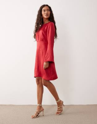 YAS - Satin-Minikleid in Rot mit Rückenausschnitt