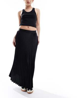 satin pleated midi skirt in black