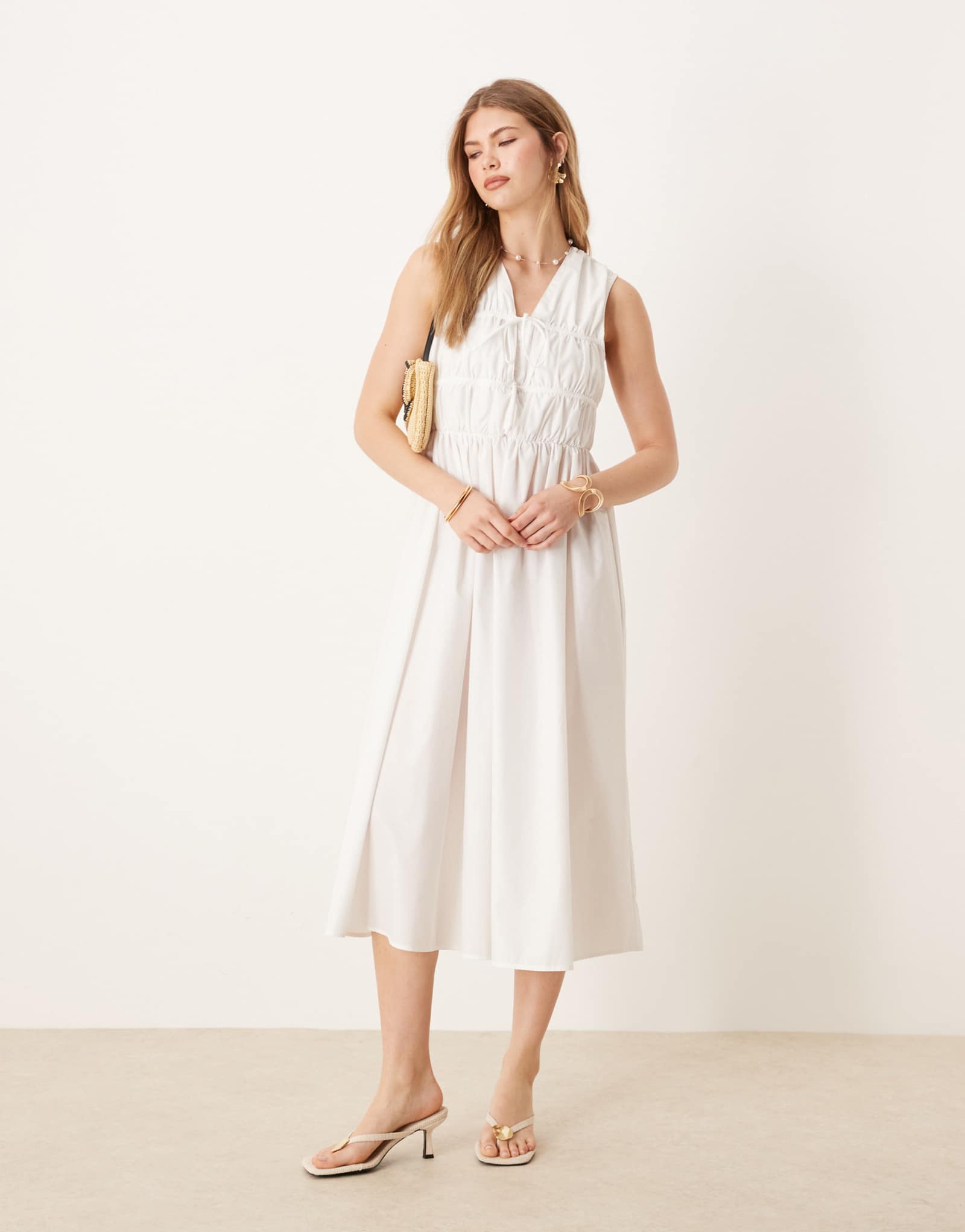 Белое макси-платье из поплина с глубоким вырезом YAS без рукавов