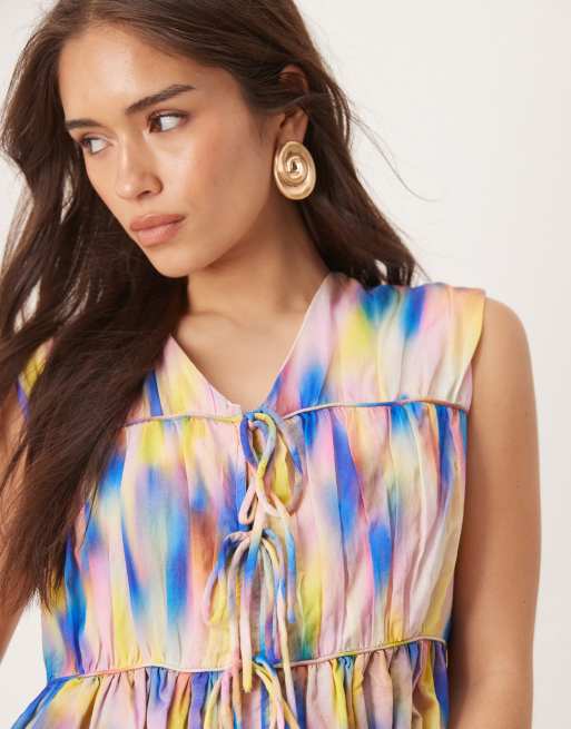 YAS sleeveless tie front top in multicolor smudge print