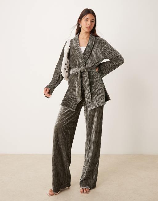 YAS - Sort sæt i tekstureret velour med højtaljede bukser og blazer med bælte