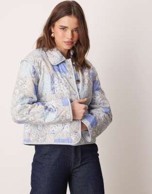 YAS - Stepp-Hemdjacke in Blau mit Vintage-Muster