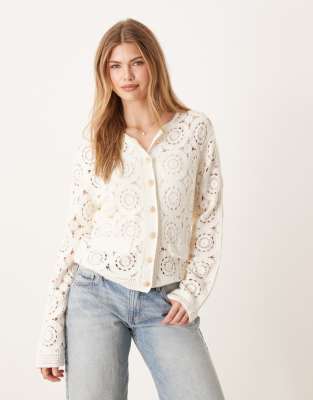 YAS - Strickjacke in Cremeweiß mit goldenem Knopfdetail und kreisförmiger Häkelstruktur
