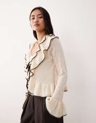 YAS - Strickjacke in Cremeweiß mit Kontrastdetail, Rüschen und Bindedetail vorne
