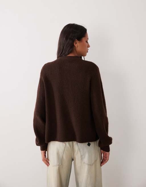 YAS Strickpullover mit einzelner gehämmerter Knopf in Schokobraun, 3 von 4