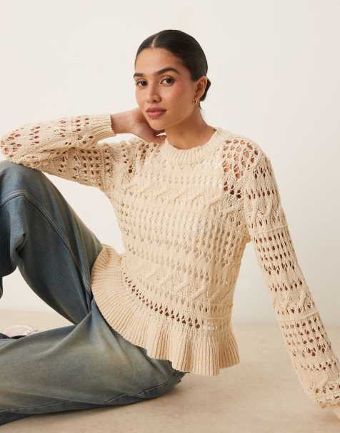 YAS – Strickpullover mit weitmaschiger Häkelstruktur in Cremeweiß mit Rüschensaum - view 1