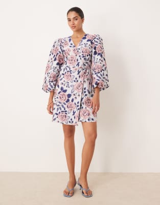 YAS – Strukturiertes Minikleid mit Wickeldesign vorne und auffälligem Blumenprint - view 1