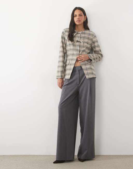 YAS taillierter Blazer mit Schleifendetails und betonter Taille in dunkelgrau kariert, 3 von 4