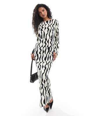 textured jersey maxi dress with fluted sleeves in mono print-Black