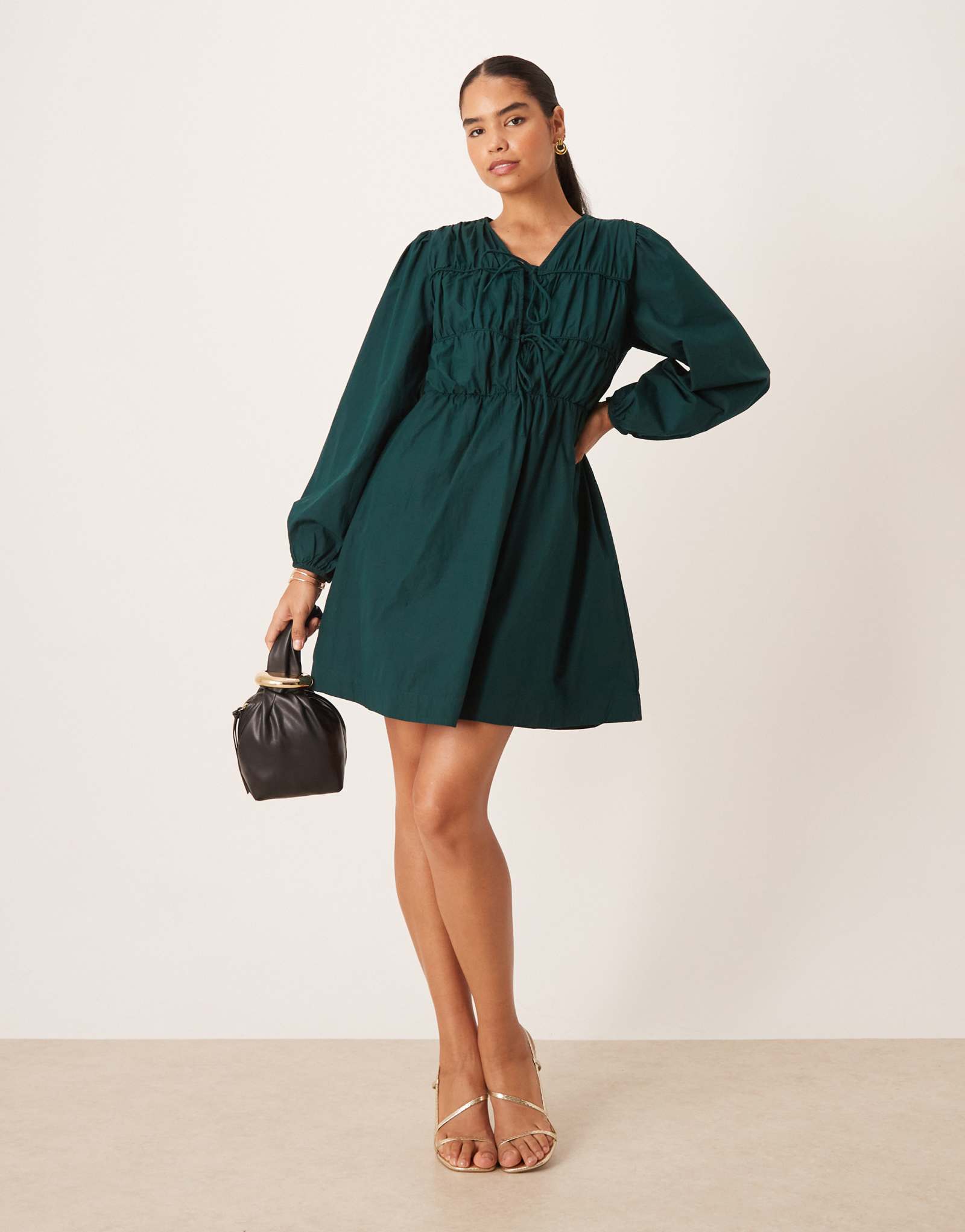 Мини-платье с длинными рукавами и завязками спереди темно-зеленого цвета