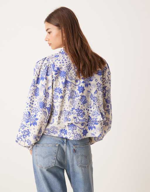 YAS - Top con stampa a fiori cachemire blu e bianca con volant e laccio sul davanti, 2 di 4