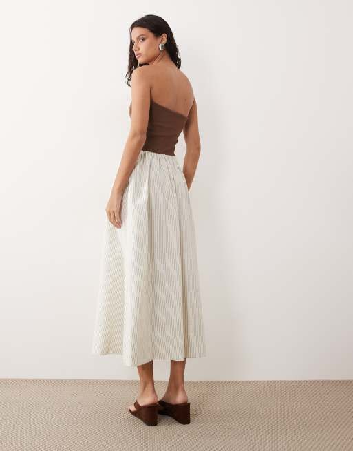 YAS – Trägerloses Maxikleid in Braun mit kontrastierenden Nadelstreifen in Weiß, 4 von 4