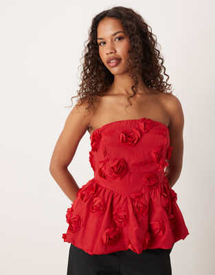 YAS - Trägerloses Oberteil in Rot mit 3D-Blumenapplikation