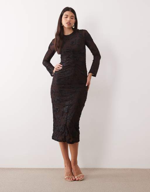 YAS vestido largo de malla jacquard fruncida con manga larga en negro y marrón, 2 de 4