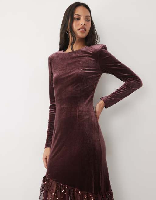 YAS vestido largo de terciopelo de manga larga con bajo asimétrico con brillo en burdeos, 3 de 4