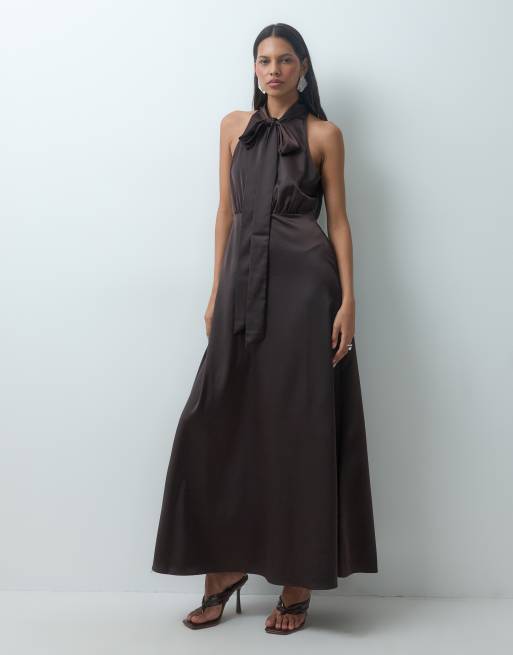 YAS - Vestido maxi de satén marrón chocolate con cuello halter y lazada tipo pañuelo, 1 de 4