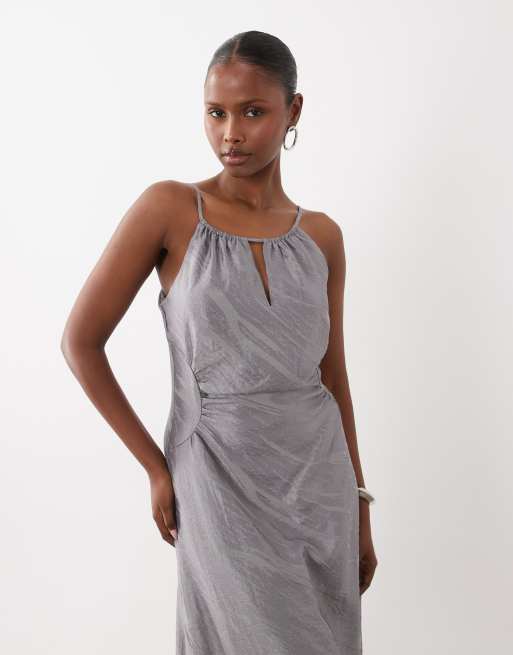 YAS - vestido maxi de satén texturizado con cintura ajustada en plateado, 4 de 4