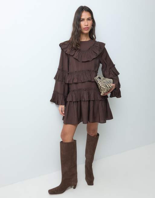 YAS vestito corto bohemien con maniche lunghe e balze a strati color marrone cioccolato, 1 di 4