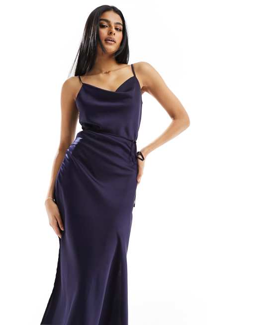 YAS - Vestito lungo da damigella in raso blu navy intenso con spalline sottili, 2 di 4
