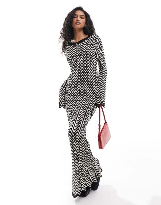 YAS - Vestito lungo in maglia a righe nera e bianca con bordi smerlati