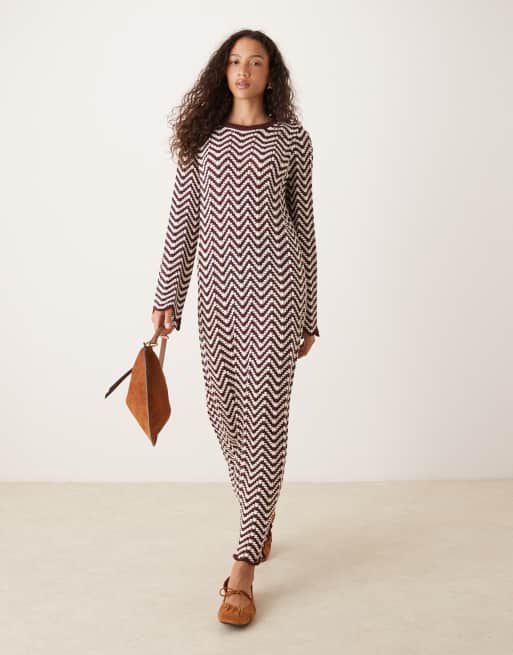 YAS - Vestito lungo in maglia bordeaux e bianco a righe con bordi smerlati