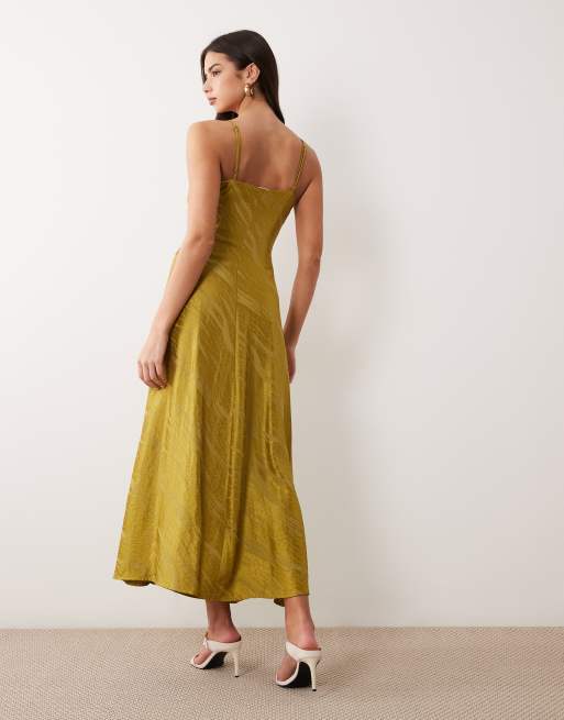 YAS - Vestito lungo in raso testurizzato verde oliva stretto in vita, 4 di 4