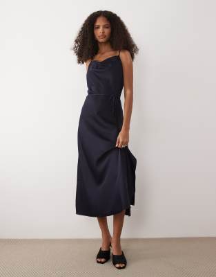 DESIGN - Camicia comoda in raso blu navy con ampio collo a rever