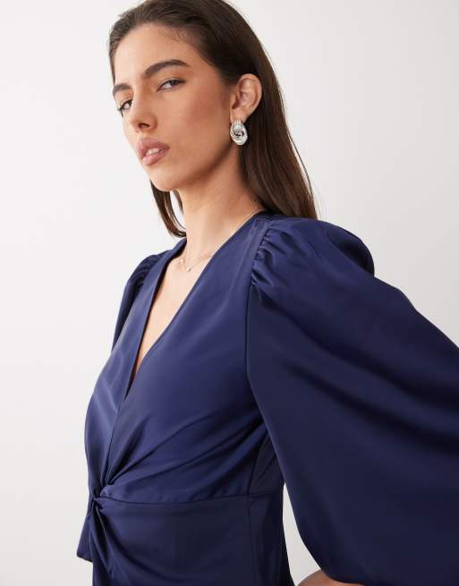 YAS - Vestito midi in raso blu navy scuro con maniche voluminose e nodo sul davanti, 3 di 4